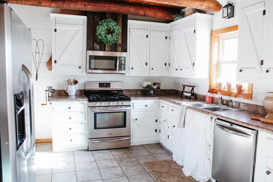 https://roostandrestore.com/wp-content/uploads/2020/01/farmhouse-kitchen-reveal.jpg